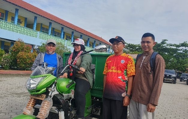 Wakil Bupati Kotim Irawati saat mengendarai motor roda tiga didampingi Kepala DLH Machmoer dan Kepala Sekolah SDN 3 MB Hulu .