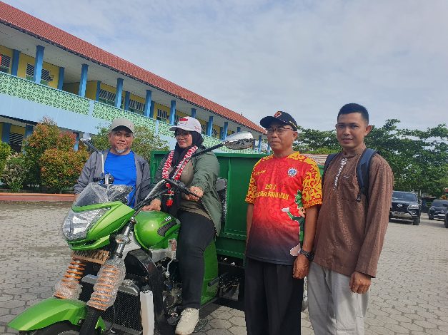 Irawati Serahkan Bantuan Motor Roda Tiga untuk SDN 3 MB Hulu