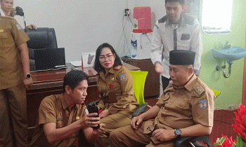 Wakil Bupati Mura Rejikinoor S.Sos saat direkam menggunakan aplikasi Identitas Kependudukan Digital di Kantor Dinas Kependudukan dan Catatan Sipil Selasa 21 Februari 2023.