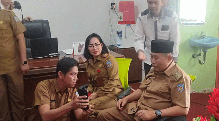 Wakil Bupati Mura Rejikinoor S.Sos saat direkam menggunakan aplikasi Identitas Kependudukan Digital di Kantor Dinas Kependudukan dan Catatan Sipil Selasa 21 Februari 2023.