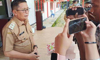 Wakil Bupati Murung Raya Rejikinoor S. Sos saat diwawancarai awak media di halaman kantor Dukcapil pada Selasa 21 Februari 2023.