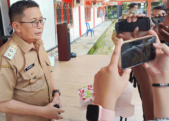 Wakil Bupati Murung Raya Rejikinoor S. Sos saat diwawancarai awak media di halaman kantor Dukcapil pada Selasa 21 Februari 2023.