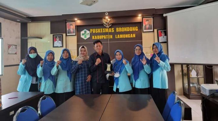 Wakil Ketua I DPRD Seruyan Bambang Yantoko dan Anggota DPRD Hj Masfuatun saat berkunjung ke BLUD Puskesmas Brondong Kabupaten Lamongan