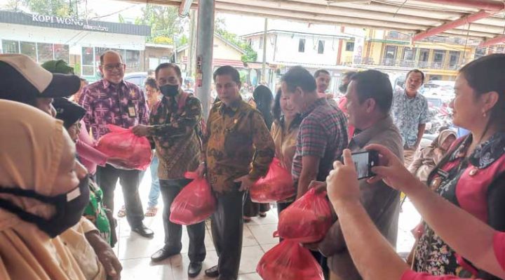 Wakil Ketua Komisi II DPRD Kalteng Sudarsono baju batik dan jajarannya mengunjungi dan memantau operasi pasar penyeimbang di Taman Kota Sampit Kamis 9 Februari 2023