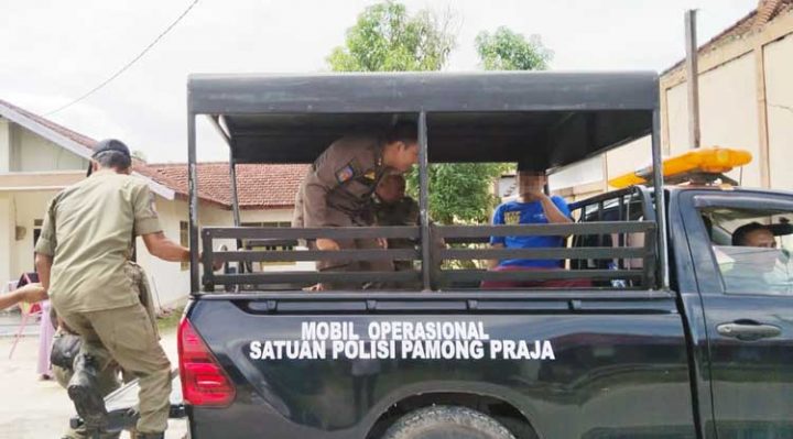 Zumar baju berwarna biru saat dievakuasi oleh petugas gabungan