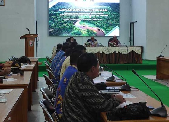 ekda Katingan Pransang saat menghadiri lokakarya multipihak membangun prosedur monitoring implementasi pengelolaan hutan lestari di Aula BKAD Kamis 9 Februari 2023