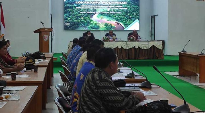 ekda Katingan Pransang saat menghadiri lokakarya multipihak membangun prosedur monitoring implementasi pengelolaan hutan lestari di Aula BKAD Kamis 9 Februari 2023