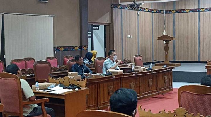 Anggota DPRD Kotim Komisi I Hendra Sia baju putih saat menyampaikan saran di RDP Izin Minimarket Kamis 9 Maret 2023