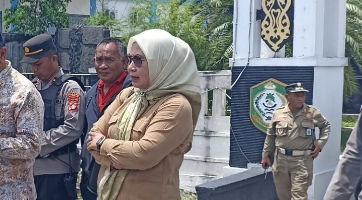 Anggota Fraksi Golkar DPRD Kotim Darmawati saat pembacaan rekomendasi hasil RDP terkait galian C di depan Gedung DPRD Kotim Rabu 8 Maret 2023.