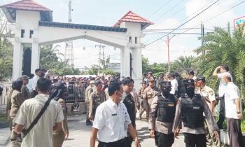 Aparat dari Polres Kotim tampak mengawal pendemo yang akan memasuki kantor DPRD Kotim Rabu 8 Maret 2023.