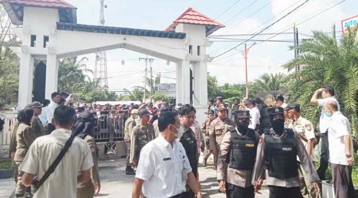 Aparat dari Polres Kotim tampak mengawal pendemo yang akan memasuki kantor DPRD Kotim Rabu 8 Maret 2023.
