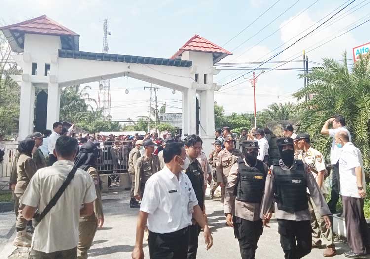 Polisi Kawal Demo Sopir Galian C Hingga Akhir