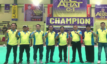 Asisten III Murung Raya Bimo Santoso nomor dua ujung kanan saat berfoto bersama usai membuka turnamen futsal Selasa 17 Januari 2023.