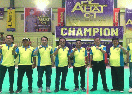 Asisten III Murung Raya Bimo Santoso nomor dua ujung kanan saat berfoto bersama usai membuka turnamen futsal Selasa 17 Januari 2023.