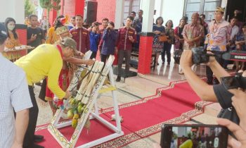 Bupati Bengkayang Sebastianus Darwis saat penyambutan adat memotong lamang di halaman rumah jabatan bupati Murung Raya Sabtu siang 18 Maret 2023.
