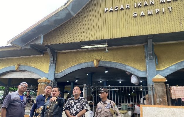 Bupati Kotim Halikinnor Sekda Kotim Fajurrahman dan Kepala Disperdagin Zulhaidir mengecek kondisi bangunan PPM Sampit Kamis 16 Maret 2023.