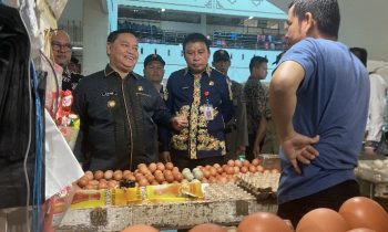 Bupati Kotim Halikinnor Sekda Kotimn Fajrurahman mengecek harga telur di PPM.