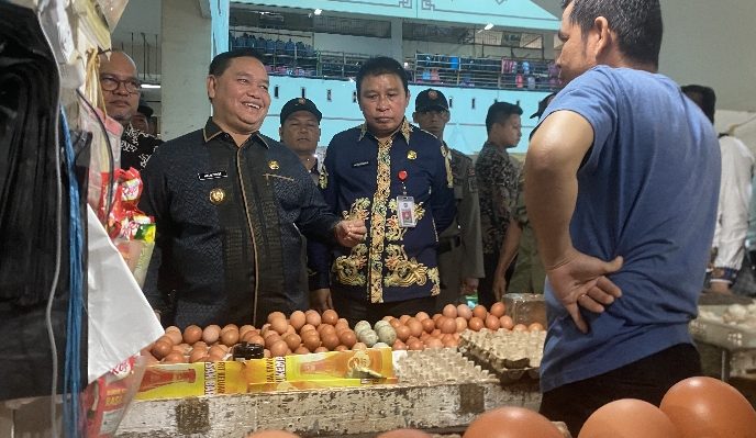 Bupati Kotim Halikinnor Sekda Kotimn Fajrurahman mengecek harga telur di PPM.