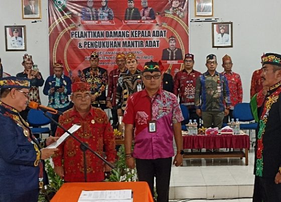 Bupati Kotim Halikinnor baju biru gelap melantik Damang Kepala Adat Baamang 2023 2029 di Aula Kecamatan Baamang Kamis 2 Maret 2023.