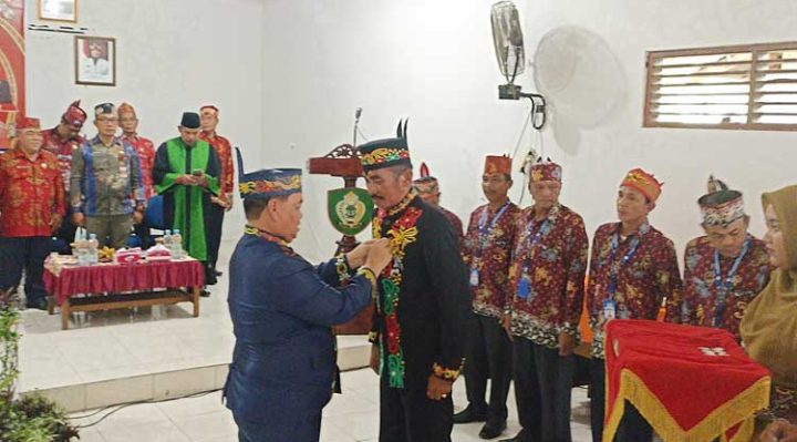 Bupati Kotim Halikinnor baju biru gelap saat melantik Damang Kepala Adat Baamang di Aula Kecamatan Baamang Kamis 2 Maret 2023