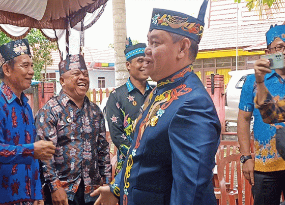 Bupati Kotim Halikinnor baju biru gelap saat menghadiri pelantikan Damang Kepala Adat Baamang Kamis 2 Maret 2023.