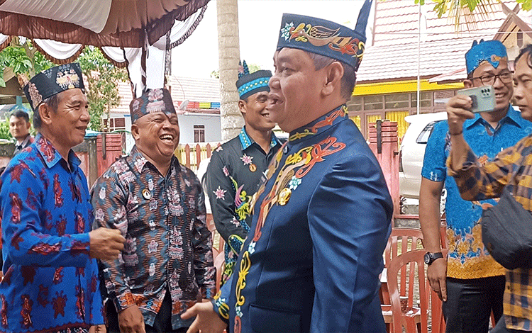 Ini Alasan Halikinnor Sering Berikan Bonus kepada Penari Adat