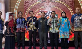 Bupati Kotim Halikinnor berfoto bersama usai menerima kunjungan Ketua Pengadilan Tinggi Agama Palangka Raya Lutfi dan jajaran.