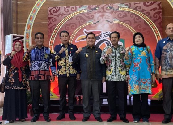 Bupati Kotim Halikinnor berfoto bersama usai menerima kunjungan Ketua Pengadilan Tinggi Agama Palangka Raya Lutfi dan jajaran.