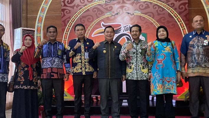 Bupati Kotim Halikinnor berfoto bersama usai menerima kunjungan Ketua Pengadilan Tinggi Agama Palangka Raya Lutfi dan jajaran.