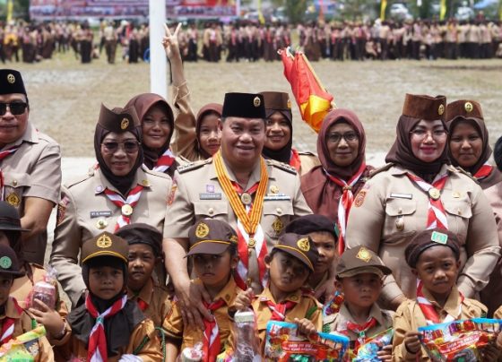 Bupati Kotim Halikinnor dan Ketua Kwarcab Kotim Khairiyah Halikinnor Wabup Kotim Irawati dan Sekda Fajurrahman saat berfoto bersama anggota Pramuka.