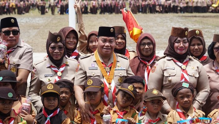 Bupati Kotim Halikinnor dan Ketua Kwarcab Kotim Khairiyah Halikinnor Wabup Kotim Irawati dan Sekda Fajurrahman saat berfoto bersama anggota Pramuka.