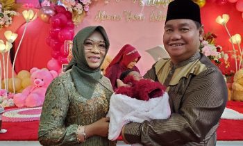 Bupati Kotim Halikinnor dan Khairiah menggendong Almaira Yasira Salma cucu kedua saat tasmiyahan dan akikah Rabu 1 Maret 2023.
