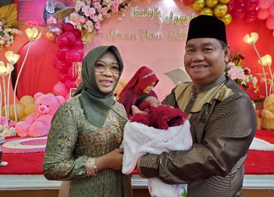 Bupati Kotim Halikinnor dan Khairiah menggendong Almaira Yasira Salma cucu kedua saat tasmiyahan dan akikah Rabu 1 Maret 2023.