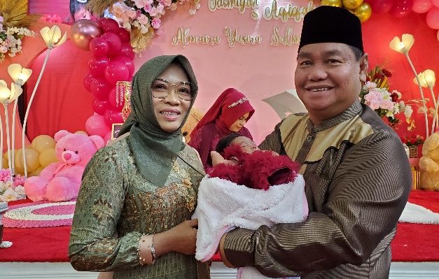 Bupati Kotim Halikinnor dan Khairiah menggendong Almaira Yasira Salma cucu kedua saat tasmiyahan dan akikah Rabu 1 Maret 2023.