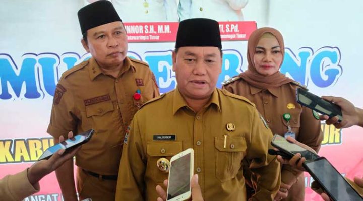 Bupati Kotim Halikinnor didampingi Wakil Bupati Kotim Irawati dan Sekretaris Daerah Fajrurahman saat diwawancara wartawan.