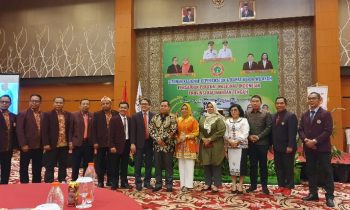 Bupati Kotim Halikinnor didampingi istri Khairiah Wbaup Kotim Irawati dan Ketua DPRD Kotim Ronie Anderson berfoto bersama pengurus PPNI.