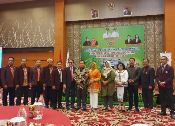 Bupati Kotim Halikinnor didampingi istri Khairiah Wbaup Kotim Irawati dan Ketua DPRD Kotim Ronie Anderson berfoto bersama pengurus PPNI.