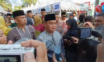 Bupati Kotim Halikinnor diwawancara usai membuka Pasar Ramadan di Taman Kota Sampit Kamis 23 Maret 2023.