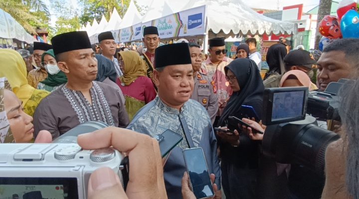 Bupati Kotim Halikinnor diwawancara usai membuka Pasar Ramadan di Taman Kota Sampit Kamis 23 Maret 2023.