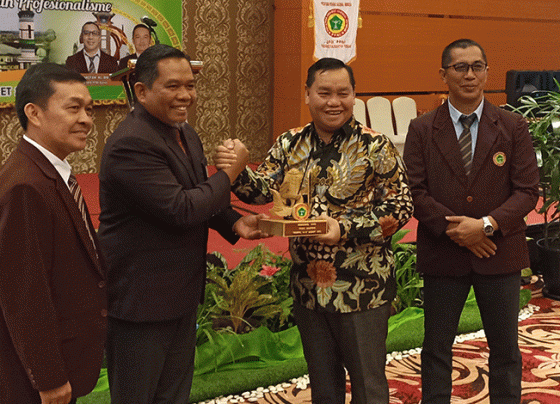 Bupati Kotim Halikinnor dua dari kanan saat menghadiri acara Rakerwil PPNI Minggu 12 Maret 2023.