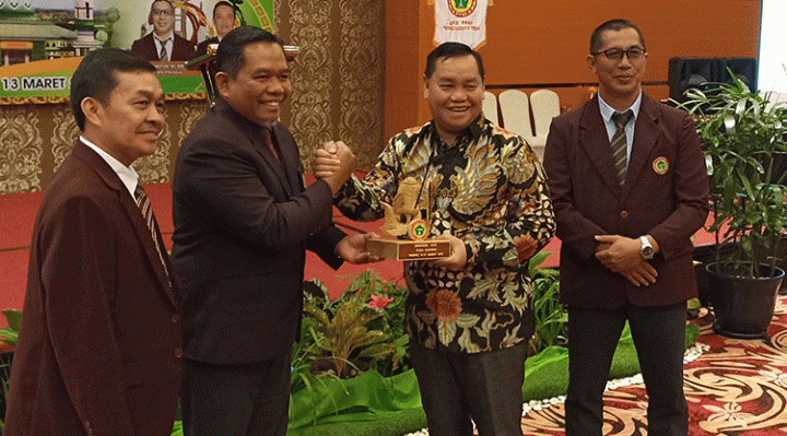 Bupati Kotim Halikinnor dua dari kanan saat menghadiri acara Rakerwil PPNI Minggu 12 Maret 2023.