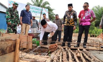 Bupati Kotim Halikinnor meletakkan batu pertama pembangunan Musala Al Ikhlas Jalan Tjilik Riwut Baamang Hulu Kamis 2 Maret 2023.