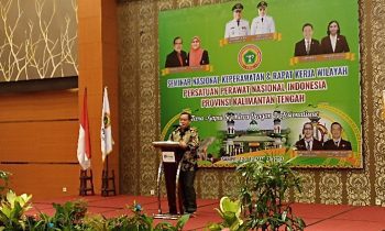Bupati Kotim Halikinnor menyampaikan sambutan saat Rakerwil PPNI di Hotel Aquarius Boutique Sampit Minggu 12 Maret 2023. 1