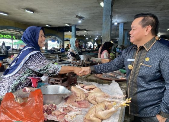 Bupati Kotim Halikinnor menyapa dan berjabat tangan dengan salah seorang pedagang di Pasar Ikan Mentaya Kamis 16 Maret 2023.