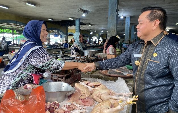 Bupati Kotim Halikinnor menyapa dan berjabat tangan dengan salah seorang pedagang di Pasar Ikan Mentaya Kamis 16 Maret 2023.