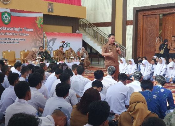 Bupati Kotim Halikinnor saat berdialog bersama pelajar.