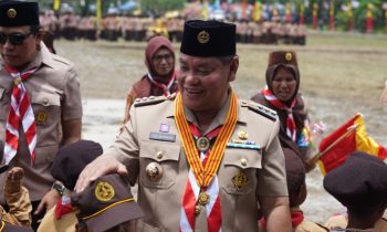 Bupati Kotim Halikinnor saat bersama dengan peserta Kemah Besar Pramuka.