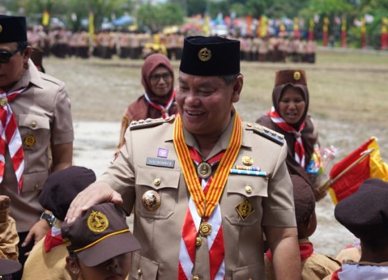 Bupati Kotim Halikinnor saat bersama dengan peserta Kemah Besar Pramuka.