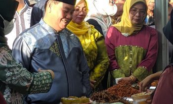 Hari Pertama Ramadan, Warga Langsung Serbu Pasar Ramadan Taman Kota Sampit