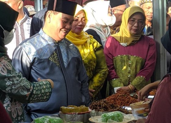 Bupati Kotim Halikinnor saat membeli hidangan berbuka puasa yang dijual pedagang di Pasar Ramadan Kamis 23 Maret 2023.